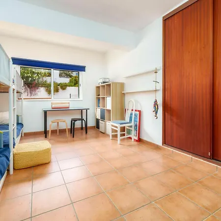 Parragil, Piscina Jardim Prestige For *